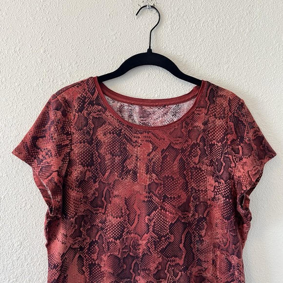 White House Black Market Women's T-Shirt Size L Red Snakeskin Print Pima Cotton - Picture 3 of 12